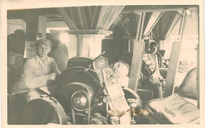 Die zwei Stiefbrüder Hans Beck und Hans Winkler bei der Mühlenarbeit ca. im Jahr 1936